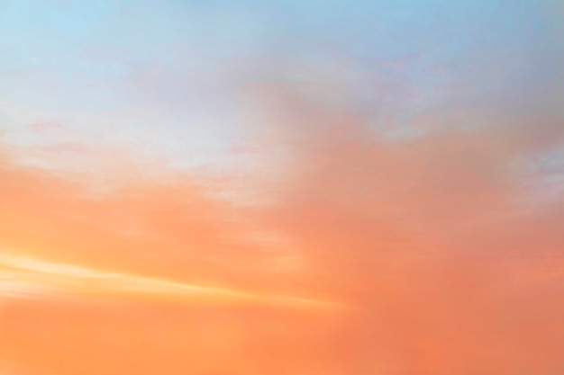 Photo le soleil et les nuages en arrière-plan avec un ciel de rêve aux couleurs pastel