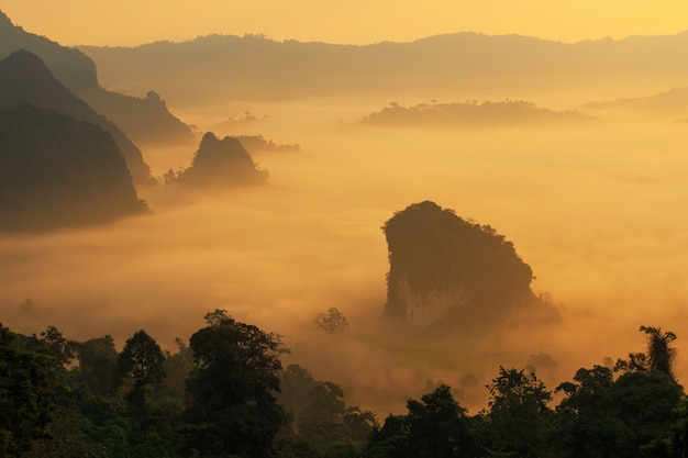 Soleil et nuages sur la brume matinale À Phu Lang Ka, Phayao, Thaïlande