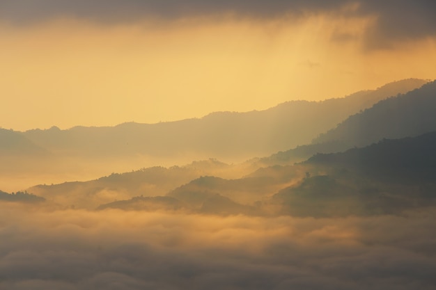 Soleil et nuages sur la brume matinale À Phu Lang Ka, Phayao, Thaïlande