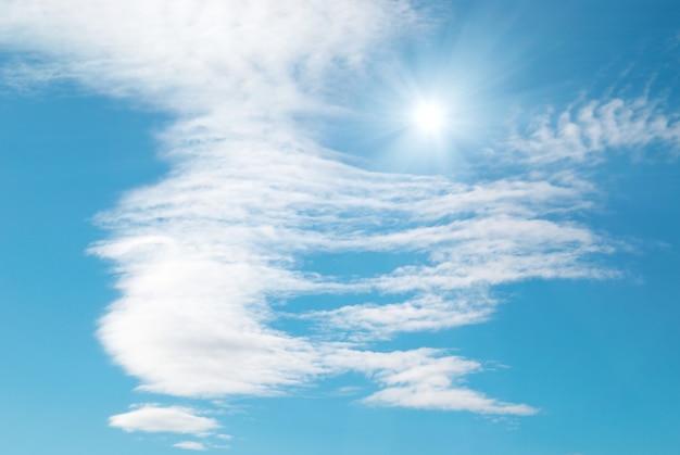 Le soleil, les nuages et le ciel peuvent être utilisés pour le fond