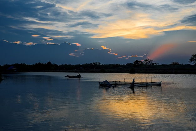 Soleil et nuages et eau.