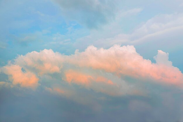 Photo soleil et nuages sur fond avec un ciel de rêve aux couleurs pastel 01