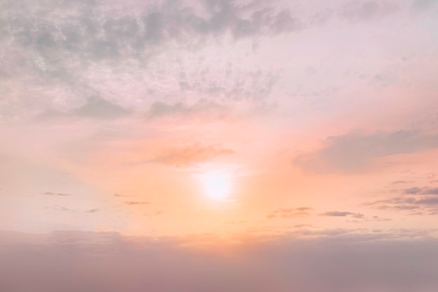 Photo soleil et nuages sur fond avec un ciel de rêve aux couleurs pastel 01