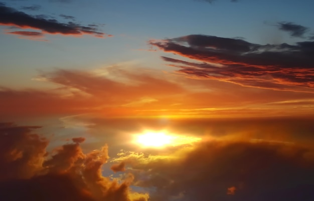 soleil orange sur ciel bleu nuit nuages dramatiques et éruptions solaires, paysage marin naturel