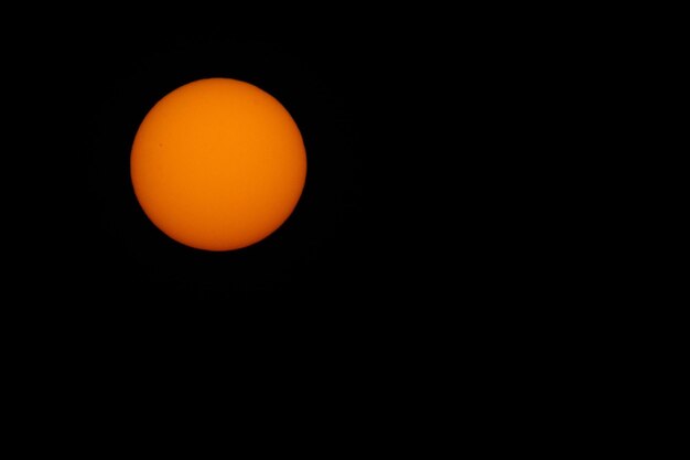 Soleil orange et ciel noir