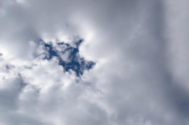 Le soleil perce les nuages blancs aérés