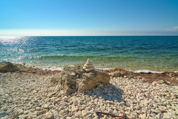 Photo le soleil pierres sable mer eté