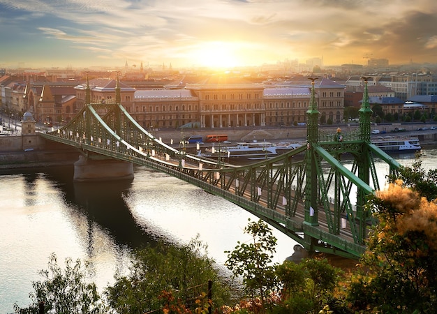 Soleil sur le pont Liberty à Budapest, Hongrie
