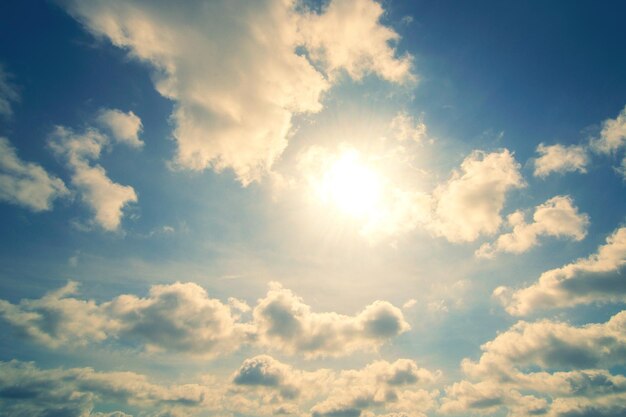 Soleil qui brille sur fond de ciel de nuages