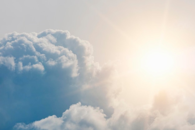 Un soleil radieux sur le fond des nuages