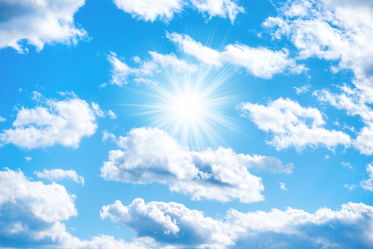 Photo soleil avec les rayons du soleil et les nuages sur le ciel bleu comme fond de nature