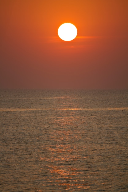 Soleil rouge au coucher du soleil