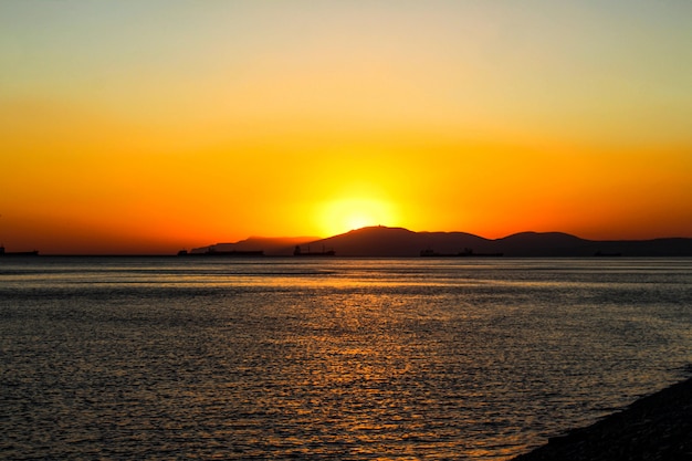 le soleil s'est bien passé derrière la baie