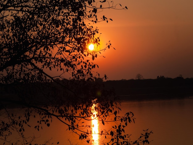 Le soleil se couche sur l'eau