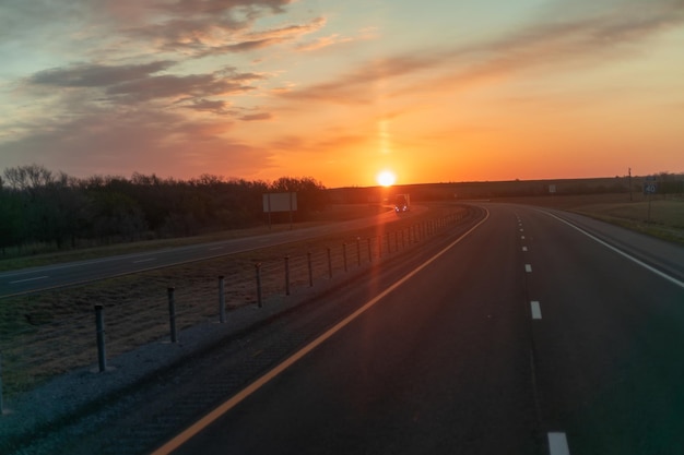 Le soleil se couche à l'horizon