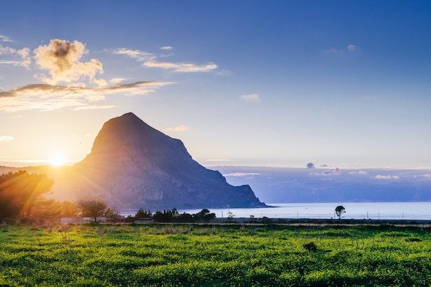 Le soleil se couche sur la montagne.