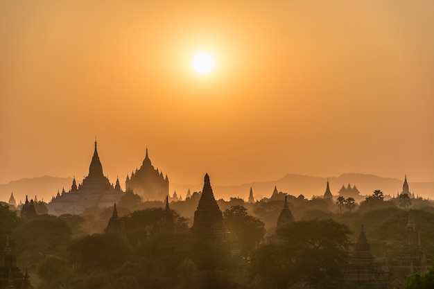 Le soleil se couche sur la pagode