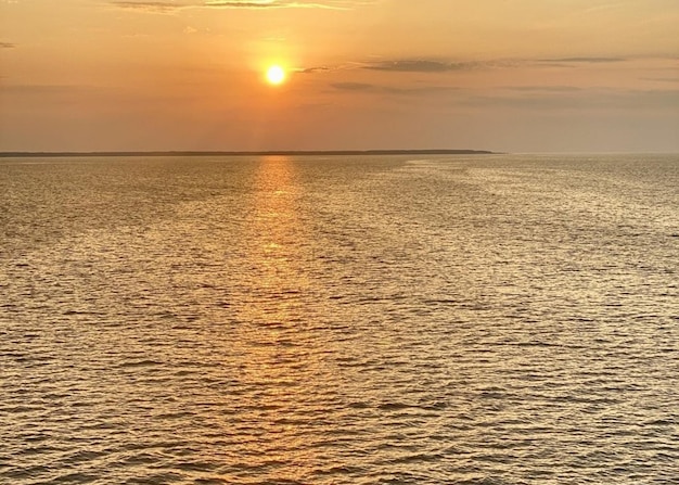 Le soleil se couche sur le paysage d'été de la mer