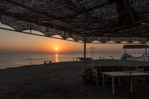 Le soleil se lève chaud sur la mer vue du club de plage en vacances