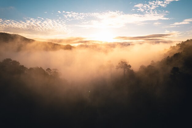 Le soleil se lève dans la brume et les montagnes le matin, brouillard du matin