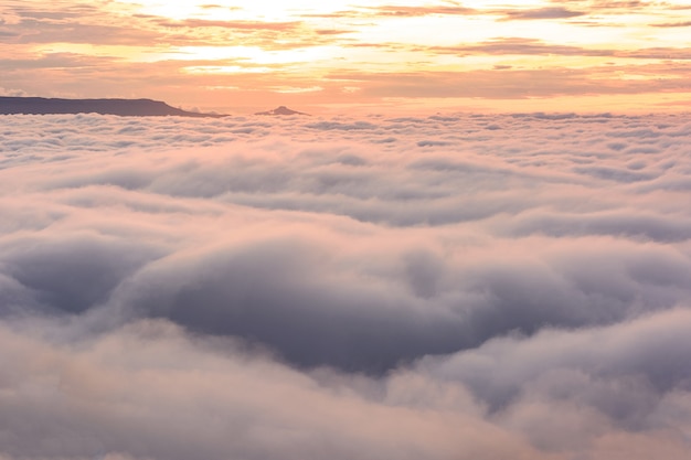 Photo le soleil se lève le matin. se sent bien avec une belle brume pendant les vacances, phu-tub- berk, thaïlande.