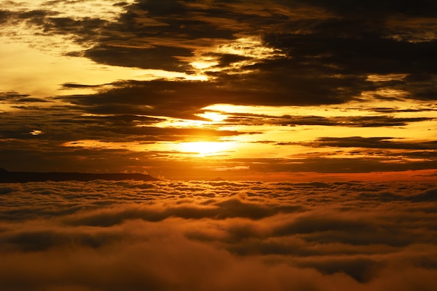 Photo le soleil se lève le matin. se sent bien avec une belle brume pendant les vacances, phu-tub- berk, thaïlande.