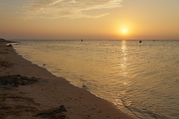 Le soleil se lève sur la mer Rouge à l'aube