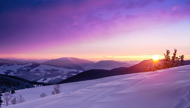 Le soleil se lève sur les montagnes un jour d'hiver