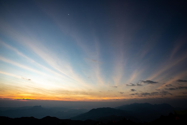 Le soleil se lève et se couche Le ciel est nuageux par une journée nuageuse