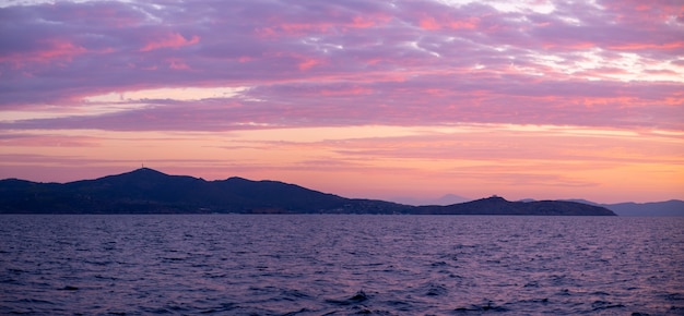 Le soleil se lève sur les vagues de la mer tôt le matin