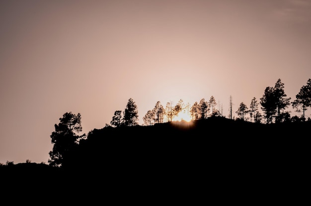 Soleil sur une silhouette de montagne à Gran Canaria Espagne