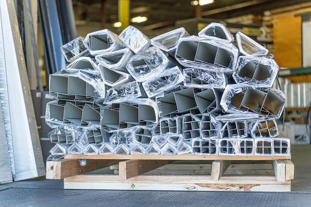 Solin métallique dans l'atelier de l'usine de toiture métallique