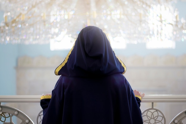 La solitude d'une femme musulmane dans une mosquée.