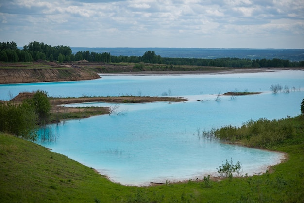 Solution alcaline Décharge de cendres déversant des déchets dans l'eau Catastrophe écologique L'eau morte turquoise est comme une oasis Le résultat de l'usine de déchets dans un réservoir artificiel