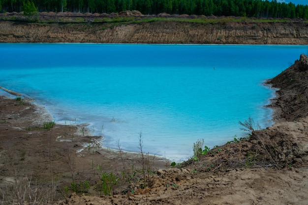 Solution alcaline Décharge de cendres déversant des déchets dans l'eau Catastrophe écologique L'eau morte turquoise est comme une oasis Le résultat de l'usine de déchets dans un réservoir artificiel