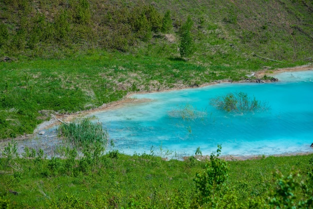 Solution alcaline Décharge de cendres déversant des déchets dans l'eau Catastrophe écologique L'eau morte turquoise est comme une oasis Le résultat de l'usine de déchets