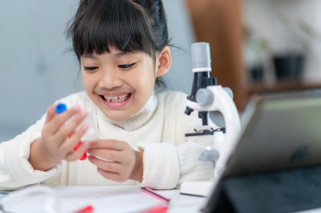 Solution de mélange d'élèves de maternelle dans une expérience scientifique