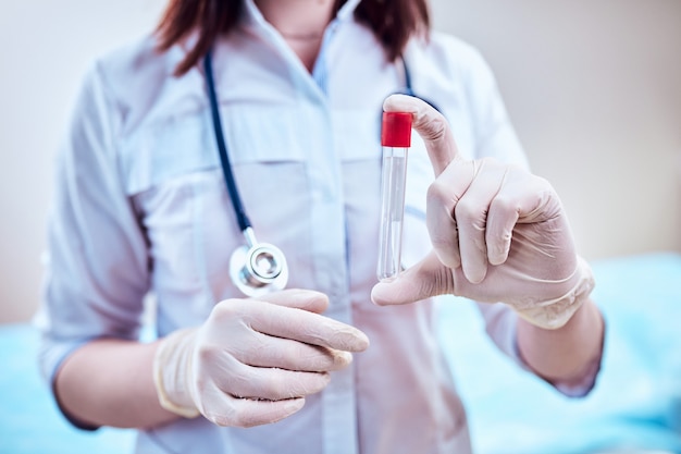 Solution de pipetage professionnelle axée sur les jeunes sciences de la vie dans la cuvette en verre.