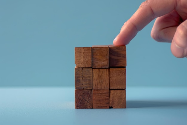 Solution de puzzle de cube de bois pour le concept de plan de réussite d'entreprise