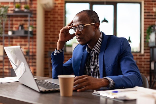 Solution de remue-méninges pour homme d'affaires et travail avec un ordinateur portable sur la stratégie marketing. Employé utilisant un ordinateur et réfléchissant à une idée financière pour planifier le marketing et la gestion. Adulte pensif