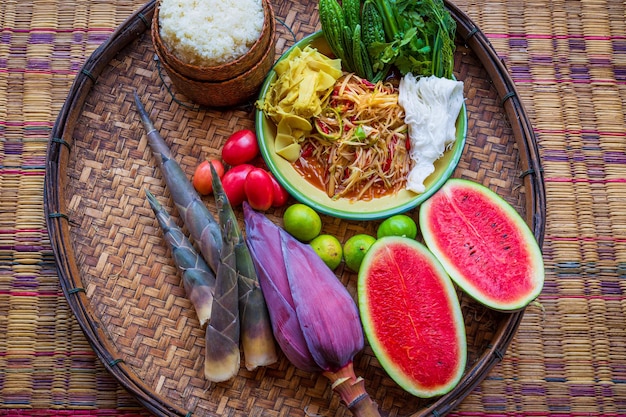 Photo som tam tai un plat de cuisine thaïlandaise populaire et préféré composé de jeunes tranches de tomates piment papaye pa