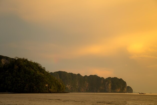 Sombre coucher de soleil tropicalSunset over Water and IslandsThailand Krabi Province Ao Nang Beach