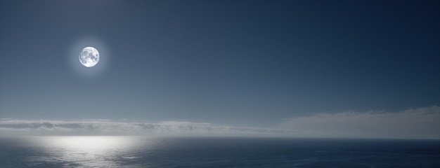 Sombre pleine lune vide et calme en mer sur fond de ciel de minuit et espace de copie