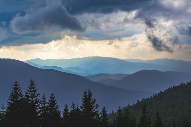 De sombres nuages d'orage pèsent sur les montagnes Mauvais temps dans les zones montagneuses