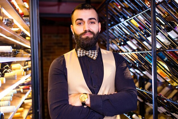 Photo un sommelier arabe appréciant un verre à l'hôtel lux