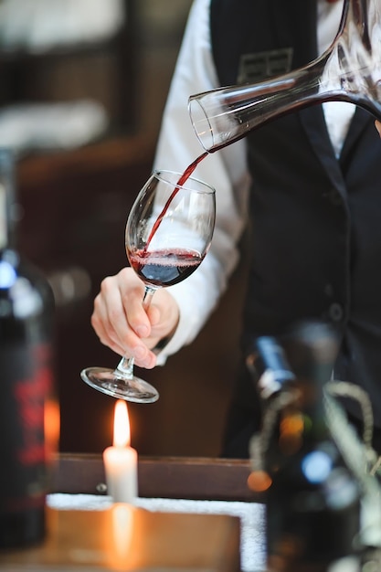 Le sommelier décante le vin au restaurant