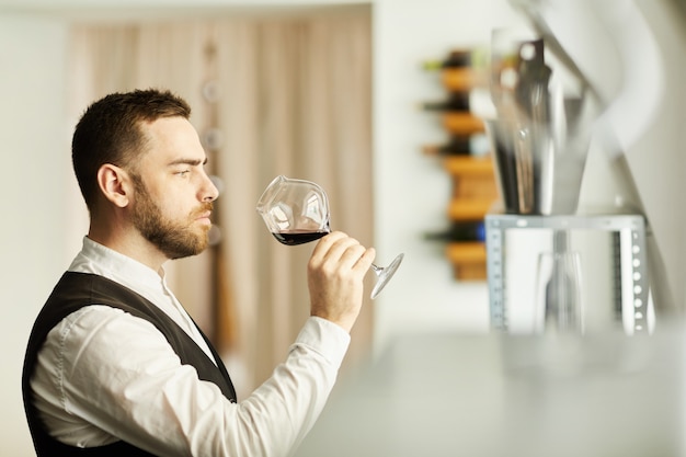 Sommelier tenant un verre à vin