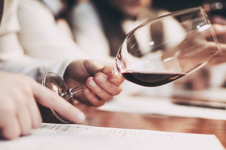 Photo sommeliers est dégustation de vin au restaurant.