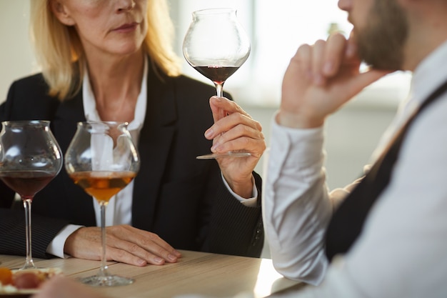 Sommeliers à la séance de dégustation de vin Gros plan