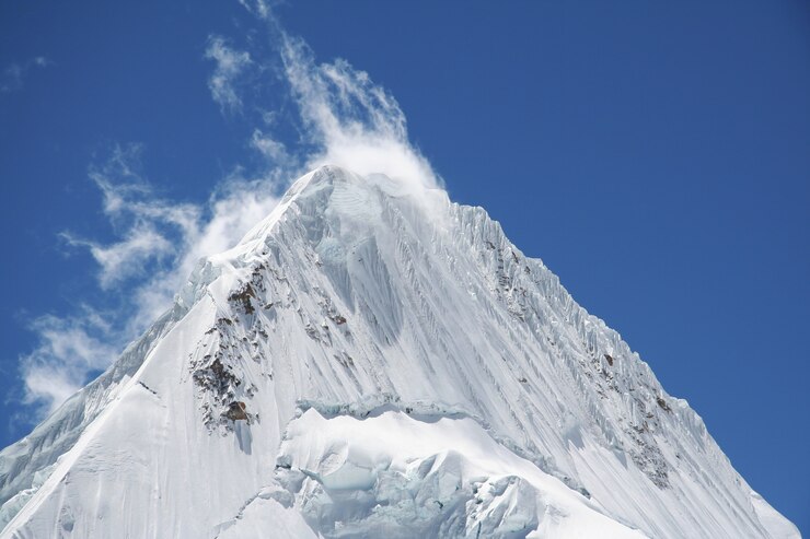 Sommet Alpamayo dans la montagne des Cordillères